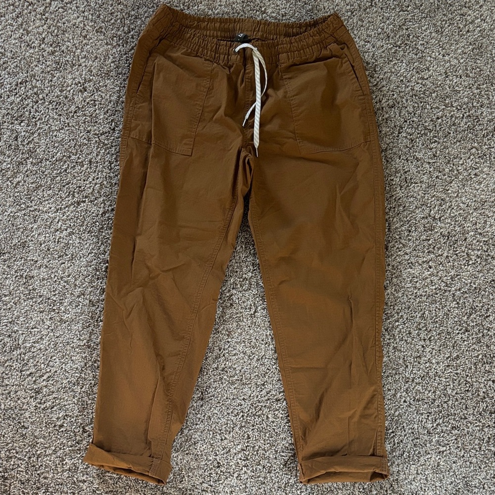 Vuori women’s Tan Cargo Pants